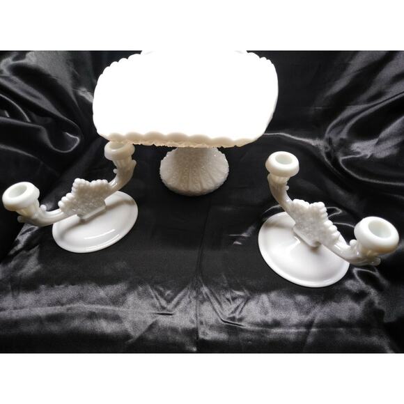 Vtg Fenton Daisy and Button Console Bowl Set With 2 Double Light Candlesticks - Picture 12 of 12